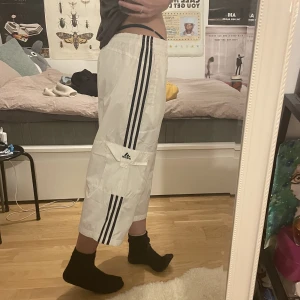 Adidas byxor  - Säljer mina vita Adidas tracksuit byxor då jag sällan har på mig dem för de är lite korta:( De är typ storlek L men är justerbara i midjan! Jag är 178 cm lång och de är lite korta på mig, men meningen är arr de ska vara övanför ankeln!!
