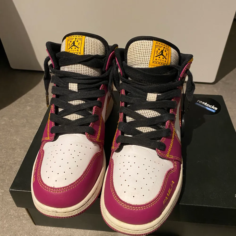 Jordans storlek 39 knappt använda inga creases. används inte då de är för små och jag har ett par andra jordans. Svarar på alla frågor pris kan diskuteras och frakt står ni själva för. Nypris 3340kr. Skor.