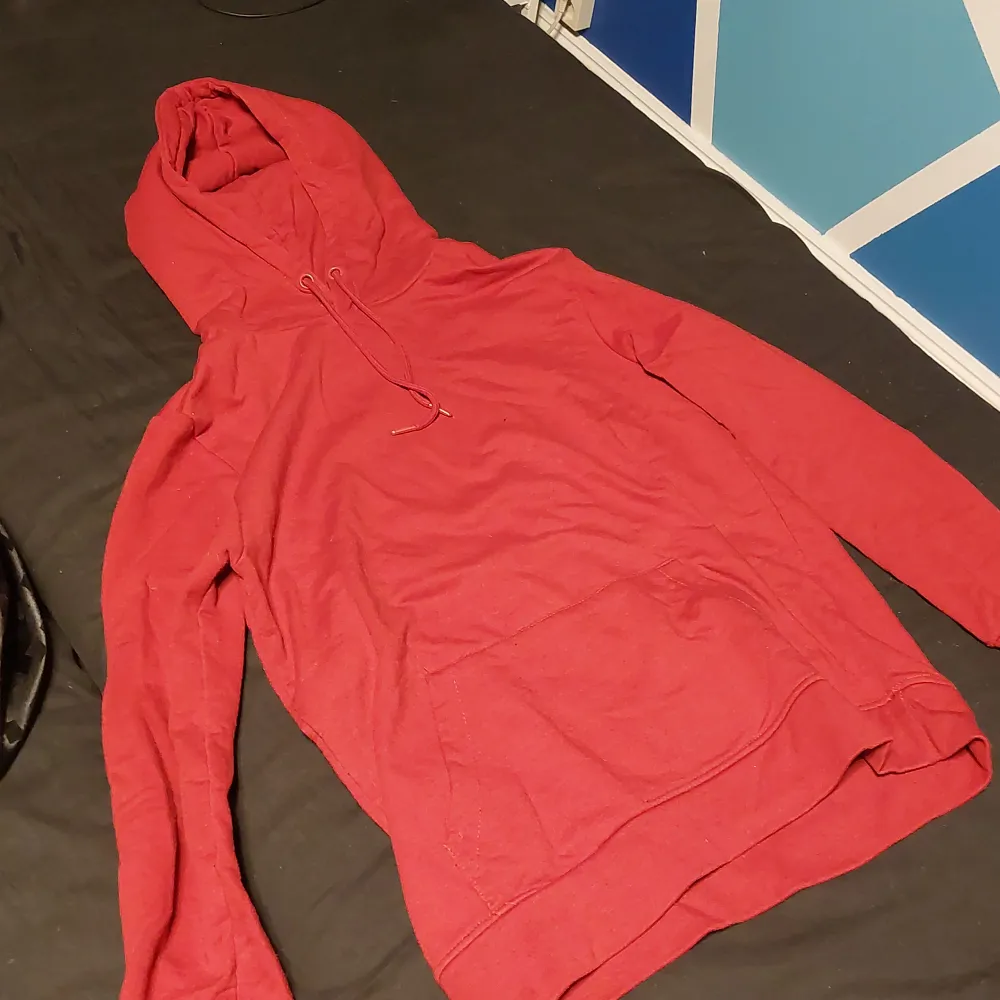 En röd hoodie jag inte har någon nytta av. Den är från Bershka och jag har andvänt den ca3 gånger. Den blir tvättad under köp. Frakt kostar 25kr. Tröjor & Koftor.