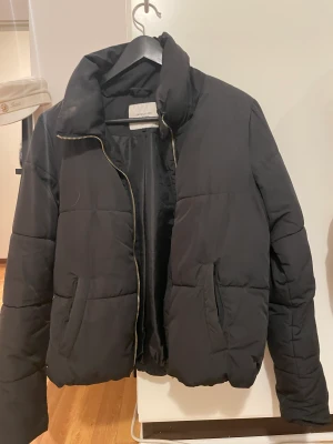 Svart vinterjacka  - Bra skick 