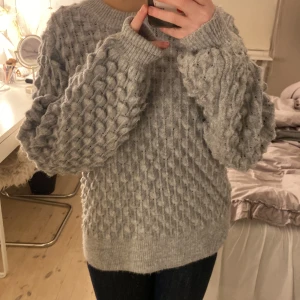 Stickad tröja med puffar - Unik stickad tröja med puffar💕 Varm och skönt perfekt nu till vintern🫶🏼