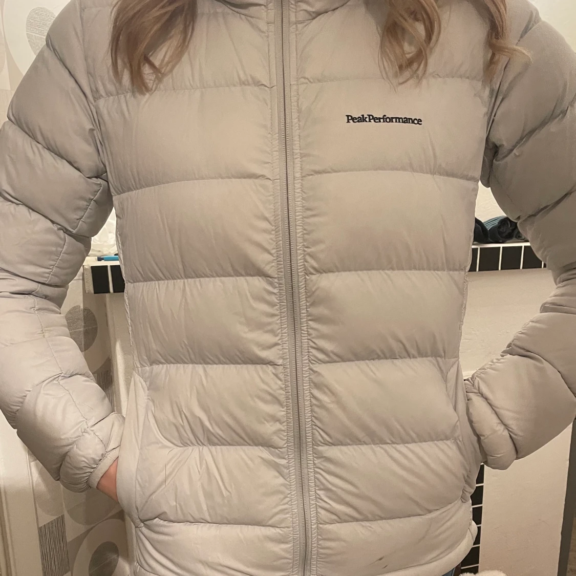 Ljusgrå peak performance jacka