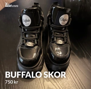 Svarta glansiga Buffalo skor  - Använda två ggr vid 90-tals festlighet!  Super fina och väldigt fint skick!  Storl 38! Sann i storlek! Köparen betalar frakten.  Jag tar enbart swich 