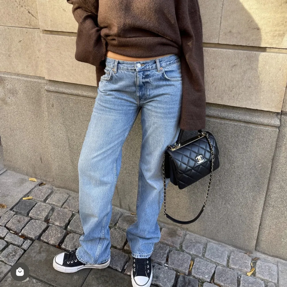 Dem perfekta jeansen med låg midja! Väldigt fint skick då dem knappt är använda. . Jeans & Byxor.