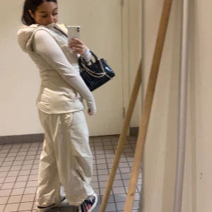 vita cargos - jag ska sälja mina vita baggy cargos som jag köpte från urban outfiters eftersom jag har inte så många kläder som passar bra med dem. Jag köpte den i oktober så det är ganska ny. 