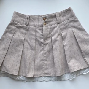 Mini kjol  - Världens finaste minikjol men måste sälja då den tyvärr är för liten för mig nu. Asiatisk storlek M men skulle säga XS/S. Spetsen går att ta upp med säkerhetsnålar (se bild 2). Fraktar eller möts upp i tc 💘