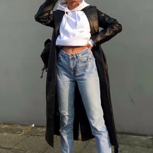 Skinn kappa - Super fin och trendig svart skinnkappa i storlek S. Ny, knappt använd några gånger. Kan stylas på många olika sätt💕(första bilden är lånad) dm för fler bilder