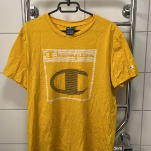 Champion t-shirt - Champion t-shirt i bra skick