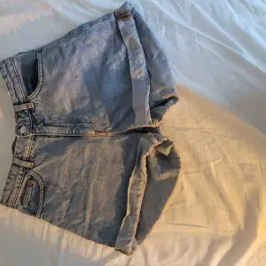 Fina jeansshorts från monki som inte längre passar. Har använts under en sommar.