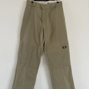 Dickies Double-Knee Byxor - Ett par riktigt snygga och fräscha Dickies double-knees! Väldigt skön passform och byxorna är i mycket bra skick. Storlek 32x32. Skicka gärna ett DM om du vill ha fler bilder eller har en fråga! 🤍❤️