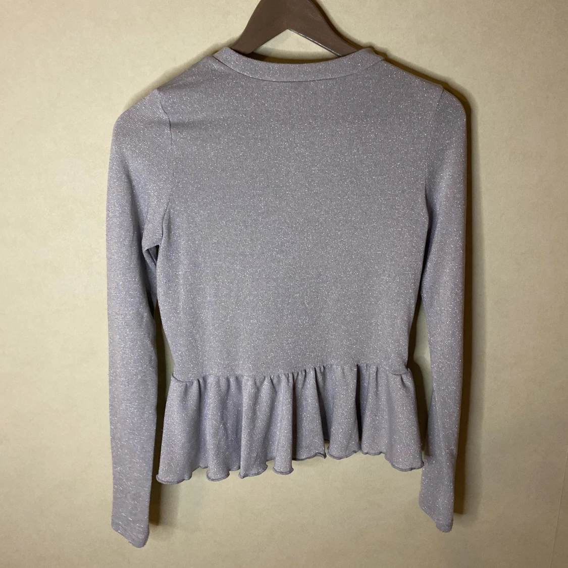 Glittrig topp, grå tröja från H&M Strl. S - 90