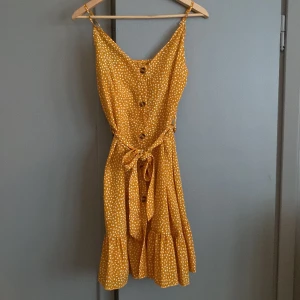 Klänning - Prickig sommarklänning i Stl M med knappar och knytning i midjan