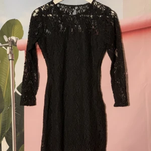 Weekday black lace dress - ◾️Spetsklänning från Weekday, strl S (mellan 34-36), 74% Bomull 26% Polyamid, fint skick, används max 5 gånger, inget fel jag hittar, 100kr inkl frakt