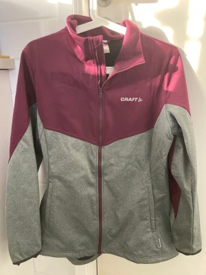 Craft träningsjacka strl L - Craft softshell Voyage träningsjacka strl L. Jackan står emot både vind och kyla och passar perfekt till längdskidåkning, löpning mm. Material: 100% polyester med reflexdetaljer. I nyskick.  Nypris: 799kr