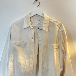 Jeansskjorta vit - Fin jeansskjorta från Monki Nyskick 