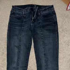 Svarta jeans som är sååå snygga i storleken S och M. Om ni vill se mer kontakta mig :). Jättesnygga jeans som tyvärr måste säljas :( har använt ett par gånger men de är i jättebra skick. 
