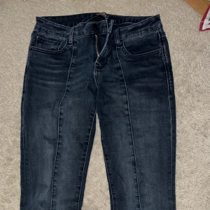 Ett par svarta jeans - Svarta jeans som är sååå snygga i storleken S och M. Om ni vill se mer kontakta mig :). Jättesnygga jeans som tyvärr måste säljas :( har använt ett par gånger men de är i jättebra skick. 