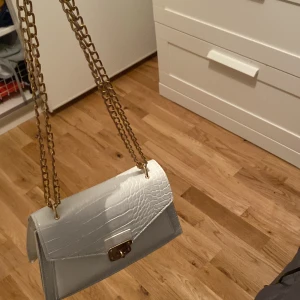 Väska  - Säljer denna väskan då den inte kommit till användning original pris 250kr 