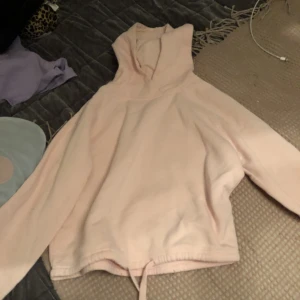 Rosa Hoodie  - Rosa hoodie från newyorker! Frakt tillkommer på 50kr:)
