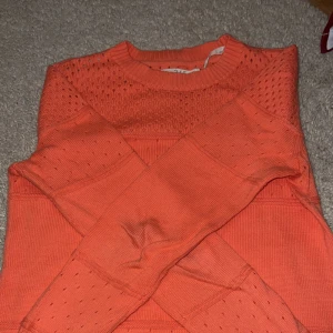 Stickad tröja - Säljer den här snygga och fin stickade tröja. Har använt ett par gånger men är i jättebra skick som ni ser. För mer info skriv gärna till mig ;) Passar fint både S och M 🥰