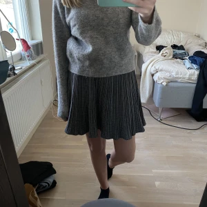 Kjol - Jättesöt rutig kjol från Chiquelle i storlek 36. Passar större storlekar då den är stretchig. Passar dock mig som är 34 men vill man ha lite tajtare kan man fixa det enkelt med nål eller tofs!😍