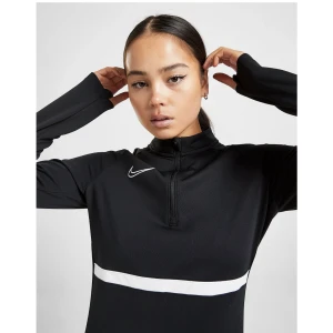 Nike kofta - Super fin kofta i jätte bra skick, säljer pågrund av att den inte kommer till så mycket andvändning. Kan skicka privata bilder!, köparen står för frakten  