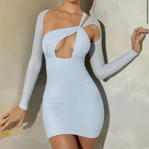 Oh polly  - Helt ny oh polly klänning i storlek 36 skulle säga att den passar även 38.  Den är aldrig använd bara testad köpte två så säljer pga det😊 Köpt för 890kr inklusive frakt men säljer för 700kr och frakten ingår 💗( pris kan diskuteras vid snabb affär)