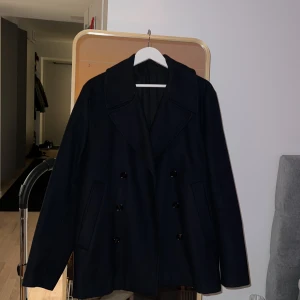 Skepparkavaj Filippa K. Bra skick! - Grymt snygg Skepparkavaj, perfekt för hösten, funkar bra med nått tjockare stickat under på vintern.  Pris kan diskuteras.