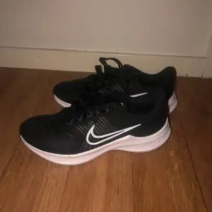 Oanvända springskor Nike 