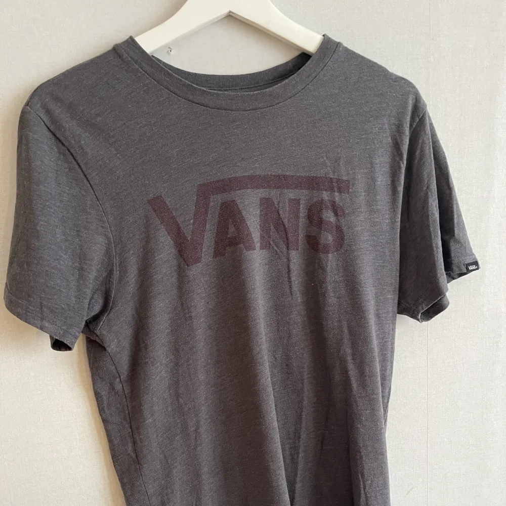 Skön t-shirt från Vans, sparsamt använd och i gott skick💕kan även fraktas, köparen står för frakt . T-shirts.