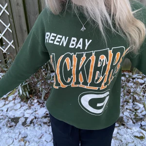 vintage green bay - grön vintage green bay tröja i storlek xs/s. lite små fläckar, men som går bort i tvätten 🫶🏼
