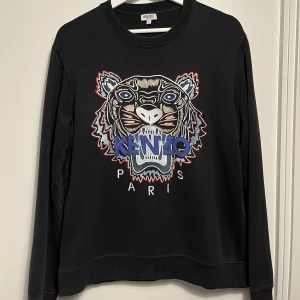 Kenzo tröja  - Säljer min kenzo sweatshirt som på grund av att den har blivit för liten för mig. 7/10 skick. Skriv för mer info,bilder. 