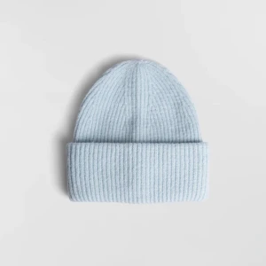 Mössa - Helt ny med prislapp ifrån Gina Tricot! Slutsåld på hemsidan❤️perfekt för vintern. Priset är + frakt👍🏼