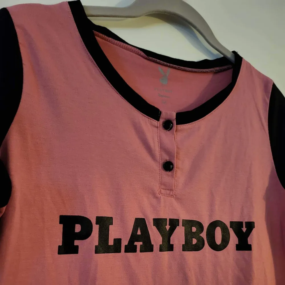 aldrig använd klänning från playboy nightware, köpt sent 2000-tal. storlek S-M. möter ej upp, postar enbart 🌸 . Klänningar.