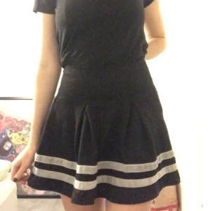 Svart Kjol - Jätte fin kjol sol tyvärr blivit för stor på mig, håller in på bilden, den är i storlek medium och är i bra skick, inga defekter