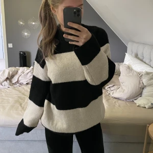 Mysig stickad tröja - Aldrig använd. Super mysig, inte alls stickigt material.❣️