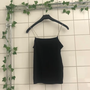 Rhinestone linne - Svart linne med silvriga rhinestones till axelband. Oanvänd. XS men stretchigt så passar s-m också!