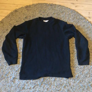 Weekday tjocktröja - Weekday tjocktröja i storlek S men sitter mer som en M. Fint skick minimalt använd.