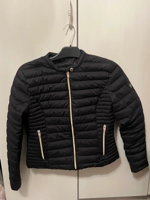 Rockandblue  - Allväderskacka från ROCKANDBLUE  Storlek 38 men passar som s/m Köptes för 1600kr Säljs då den inte kommer till användning  Priset går att diskutera vid snabbaffär Frakt ingår annars går det bra att mötas upp i Göteborg 
