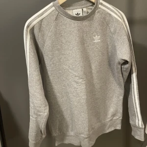 Adidas original tröja - Säljer en Adidasoriginal tröja. Använt några fåtal gånger.  Storlek: XS Cond: 8/10 Retailprice: 450 Mitt pris: 250kr  