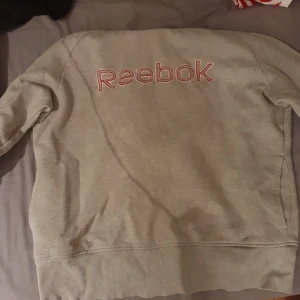 Reebok hoodie - För mig som har S kan ha den men jag tror att XS och M kan ha den. Välanvänd men den är hel och fräsch utan fläckar och hår. Ny kostar den ca 550 men jag säljer den för 200, men vid snabb affär kan jag gå med på betydligt billigare💕