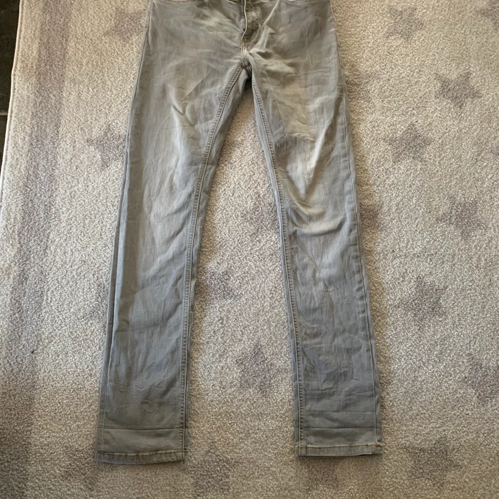Ljusgrå jeans från me&i i storlek 29. De är low Waist och lite stretchiga. Köparen står för frakt . Jeans & Byxor.