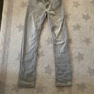Ljusgrå jeans från me&i i storlek 29. De är low Waist och lite stretchiga. Köparen står för frakt 