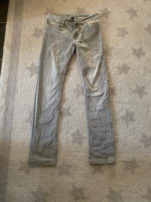Ljusgrå jeans från me&i i storlek 29. De är low Waist och lite stretchiga. Köparen står för frakt 