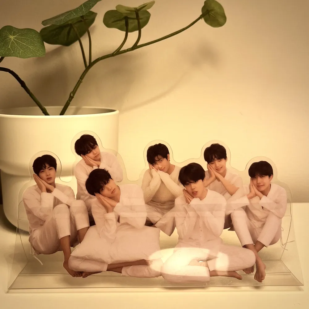 BTS officiella ”standing photo” från deras ”Love Yourself: Tear” album🤩 Säljer den för 50 kr + frakt✨. Övrigt.