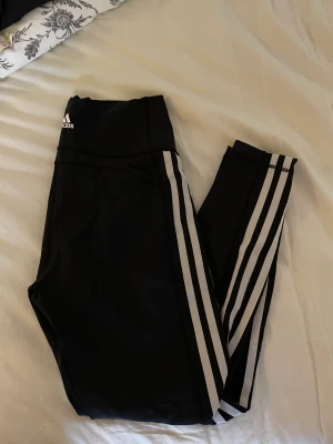 Adidas träningstights  - Adidas träningstights i storlek M. Har själv sytt dit 2 små hål så man kan ha snörning i midjan om man vill