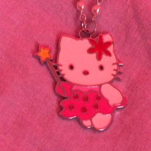 hello kitty halsband ❤️ - gulligt hello kitty halsband med en metall charm 💕vid köp tillkommer alltid extras ❤️  frakt 13kr 