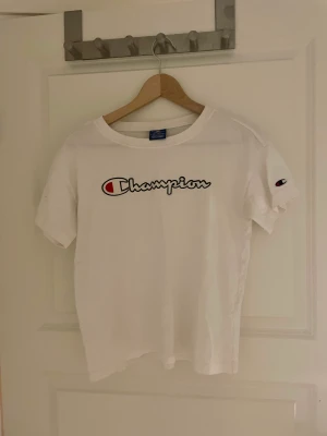 Champion t-shirt stl S - Säljer då den inte kommer till användning. Använd men i fint skick.  Endast swish. 100kr ink frakt.