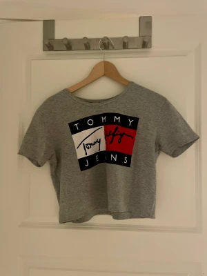 Tommy Hilfiger tröja(fejk) Stl S - Säljer då den är för liten i armarna(ganska tajt) Stl S men skulle nog säga XS. Den är knappt använd, säljer billigt då den är fejk. Endast Swish. 20kr inkl frakt. Pris går att diskutera.