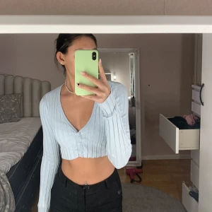 Tröja  - Säljer denna super söta tröjan som aldrig kommer till användning 